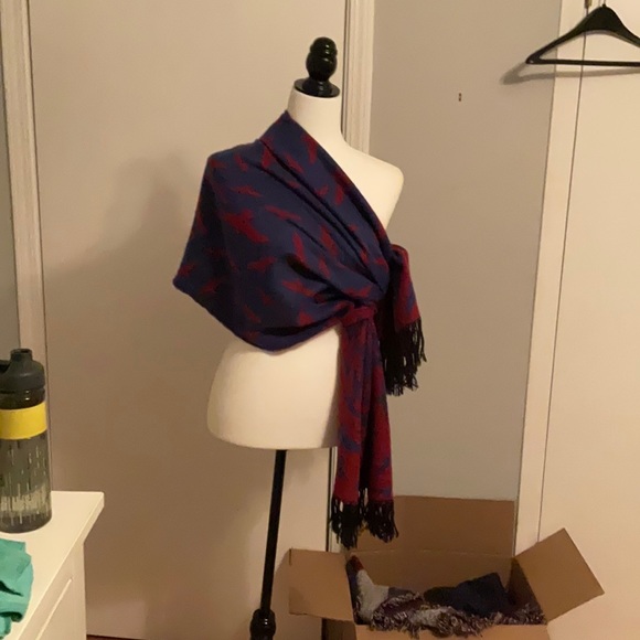 Body shawl blue with red birds on one side Red with blue birds on the reverse . - Picture 3 of 3